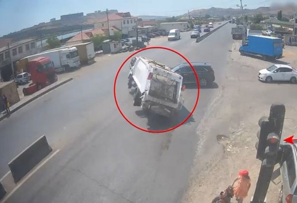 Bakıda qırmızı işıqda dayanmayan sürücü qəzaya səbəb oldu (VİDEO)