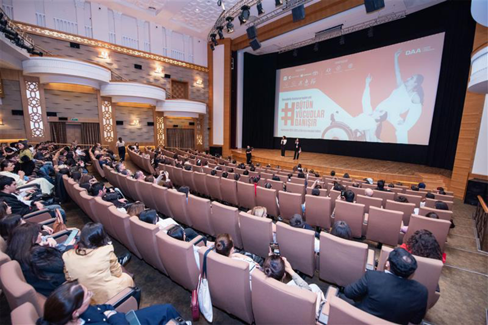“Nar”ın dəstəyi ilə inklüzivliyi təşviq edən “Bütün Vücudlar Danışır” layihəsinin hesabat tədbiri baş tutdu (FOTO)