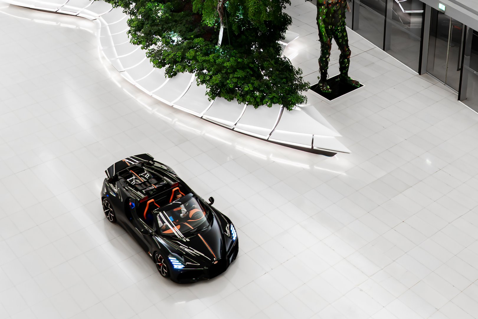 BUGATTI MISTRAL – Dünyanın ən sürətli roadsteri artıq Azərbaycanda (FOTO)