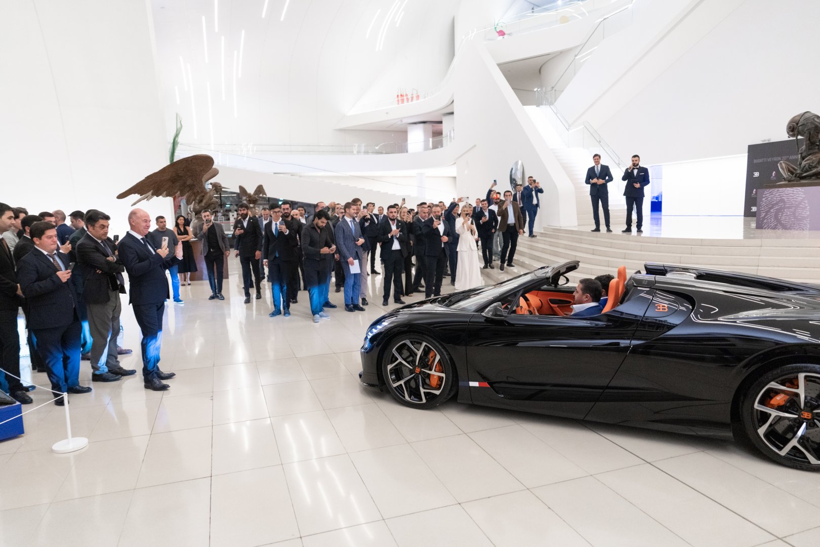 BUGATTI MISTRAL – Dünyanın ən sürətli roadsteri artıq Azərbaycanda (FOTO)