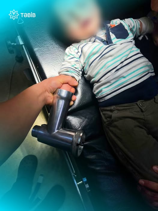 Əli ətçəkən maşında qalan azyaşlının həyatı xilas edilib