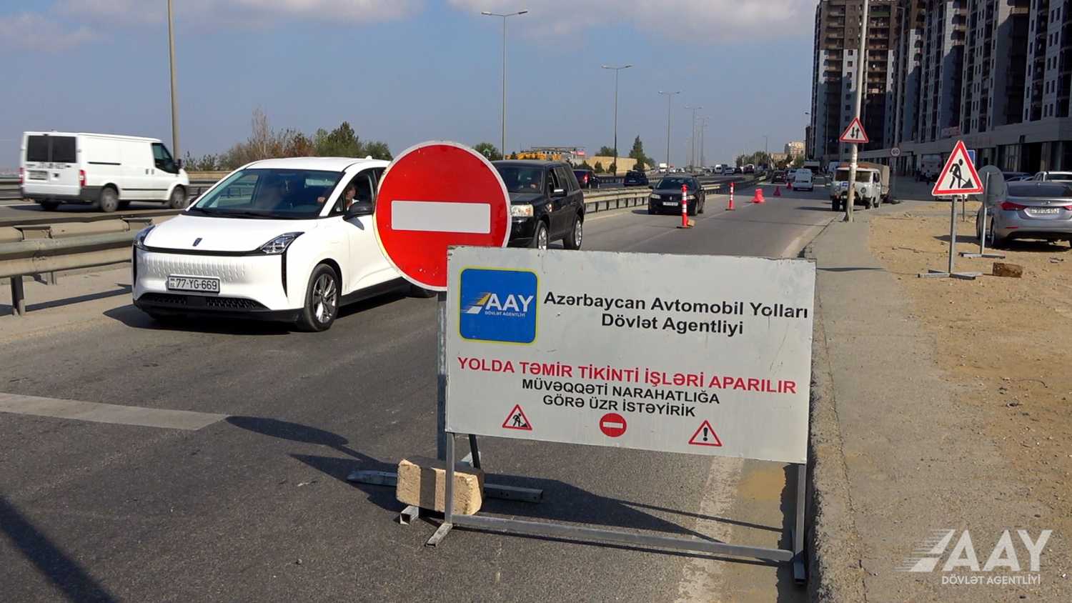 Bakı Dairəvi yolunun köməkçi hissəsində təmir işləri aparılır (FOTO/VİDEO)
