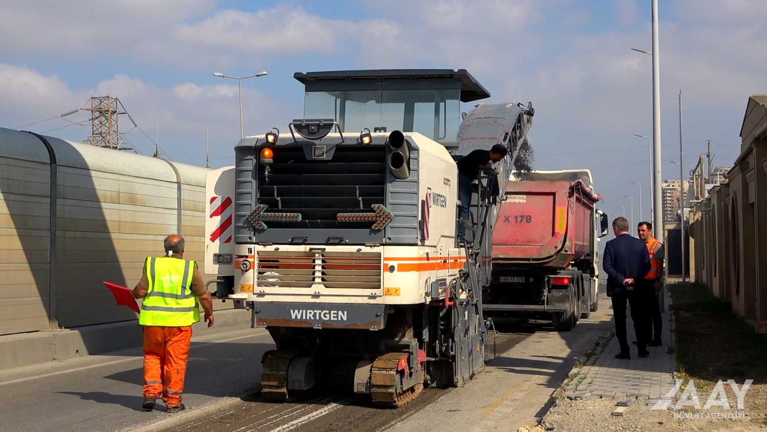 Bakı Dairəvi yolunun köməkçi hissəsində təmir işləri aparılır (FOTO/VİDEO)