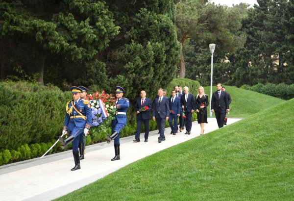 Xorvatiya Parlamentinin sədri Fəxri xiyabanı və Şəhidlər xiyabanını ziyarət edib (FOTO)