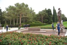 Xorvatiya Parlamentinin sədri Fəxri xiyabanı və Şəhidlər xiyabanını ziyarət edib (FOTO)