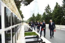 Xorvatiya Parlamentinin sədri Fəxri xiyabanı və Şəhidlər xiyabanını ziyarət edib (FOTO)