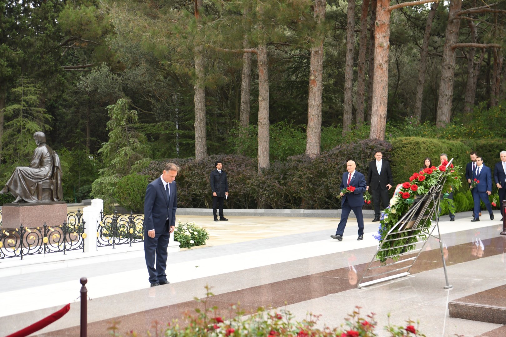 Xorvatiya Parlamentinin sədri Fəxri xiyabanı və Şəhidlər xiyabanını ziyarət edib (FOTO)