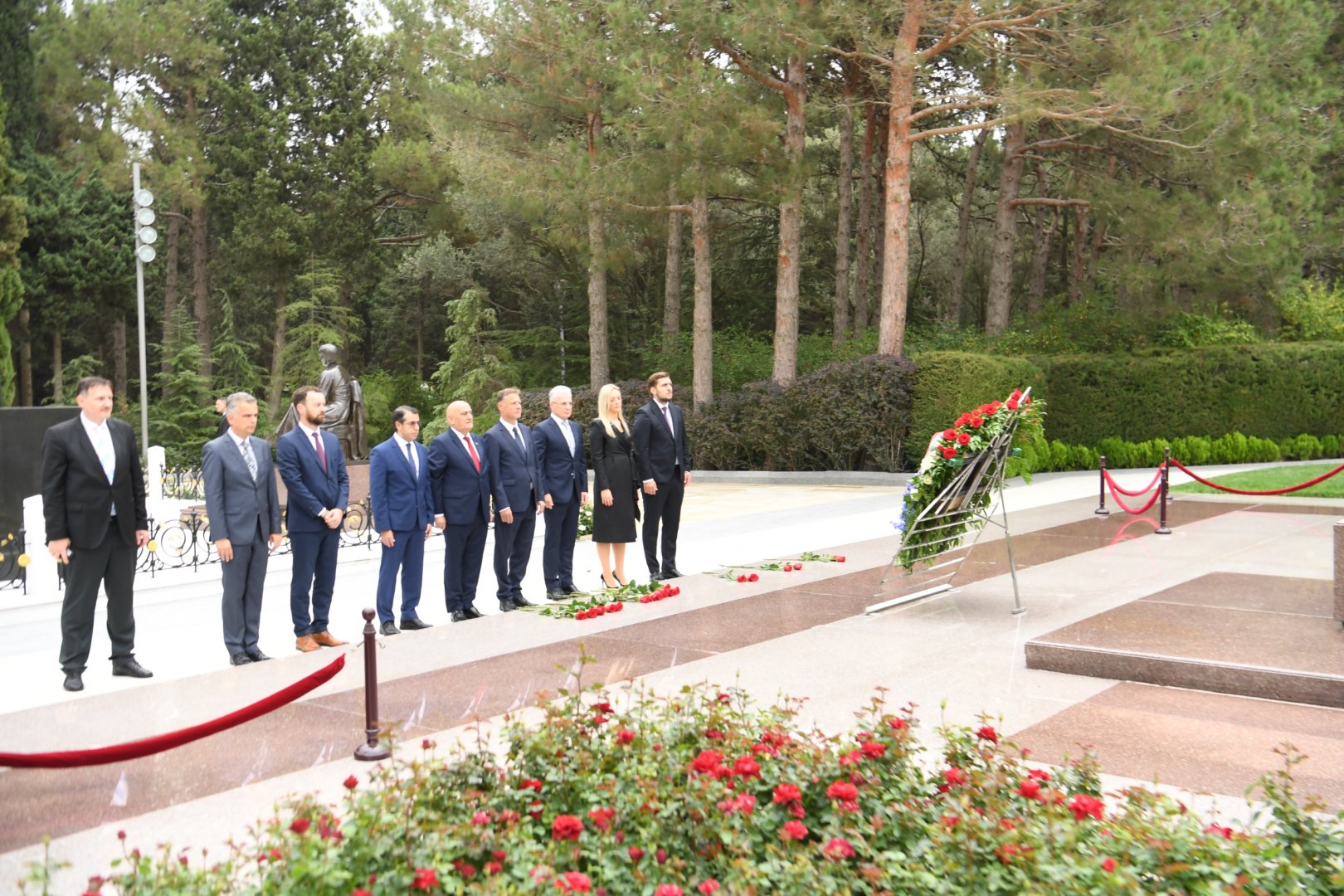 Xorvatiya Parlamentinin sədri Fəxri xiyabanı və Şəhidlər xiyabanını ziyarət edib (FOTO)