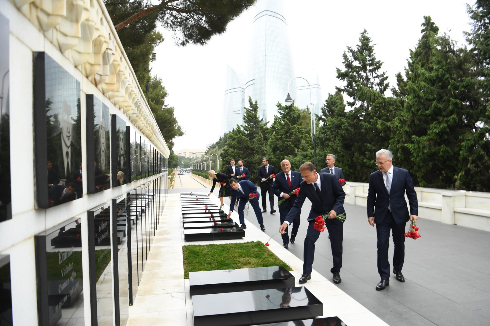 Xorvatiya Parlamentinin sədri Fəxri xiyabanı və Şəhidlər xiyabanını ziyarət edib (FOTO)