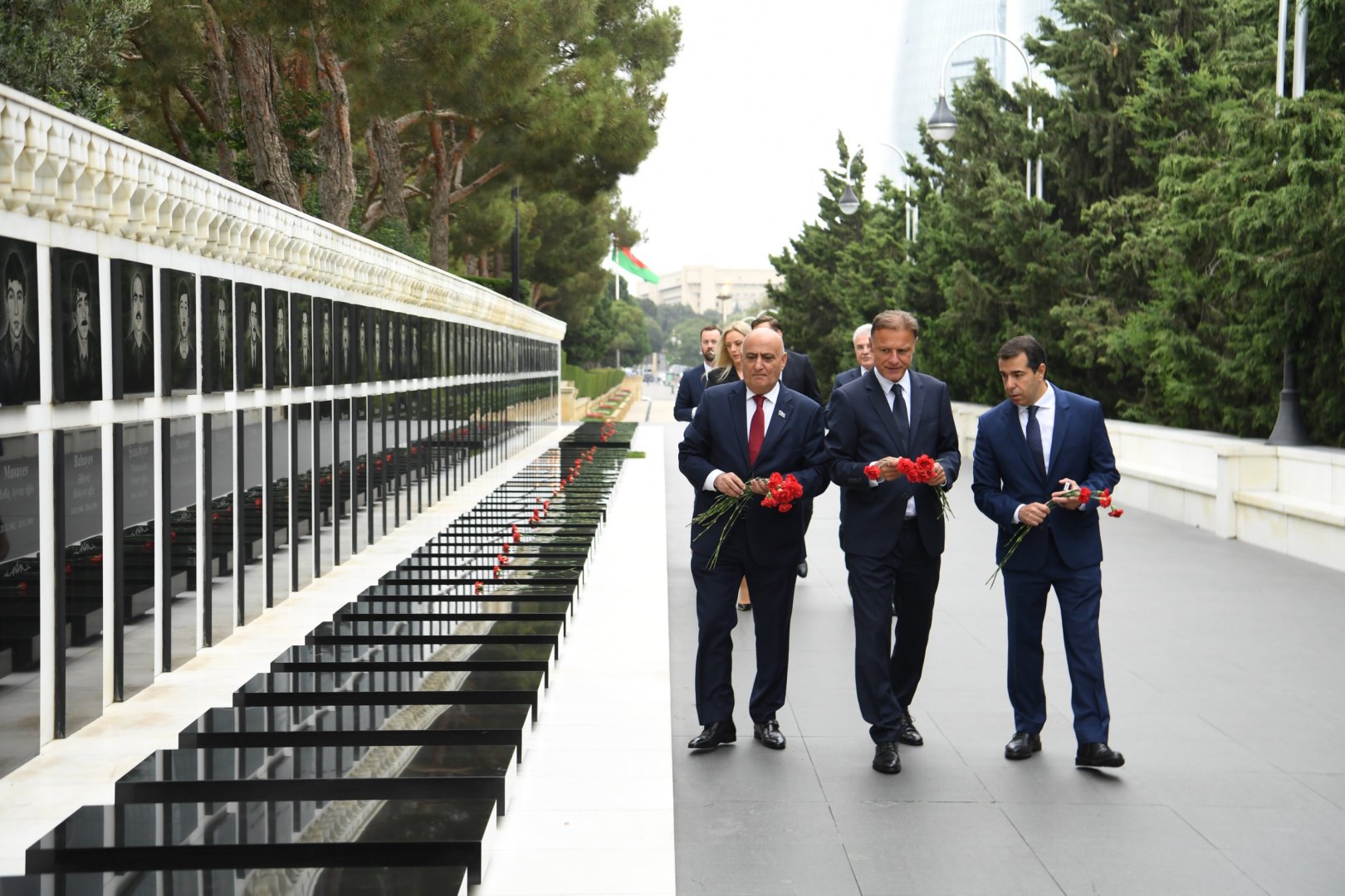 Xorvatiya Parlamentinin sədri Fəxri xiyabanı və Şəhidlər xiyabanını ziyarət edib (FOTO)