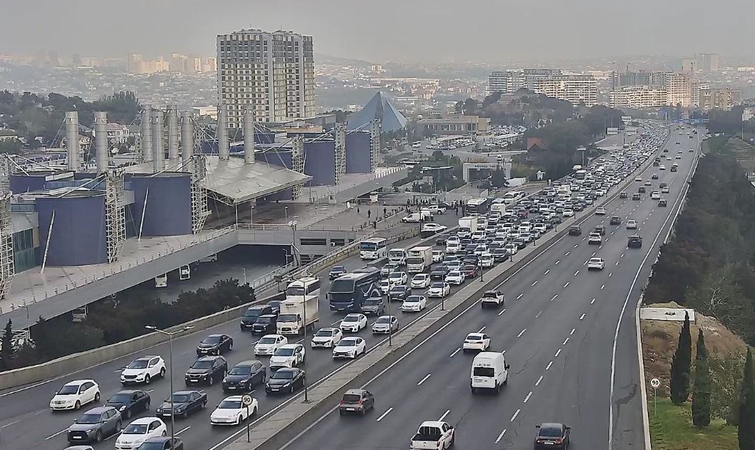 Sürücülərin NƏZƏRİNƏ: Paytaxtın bir sıra yollarında tıxac var - SİYAHI (FOTO)