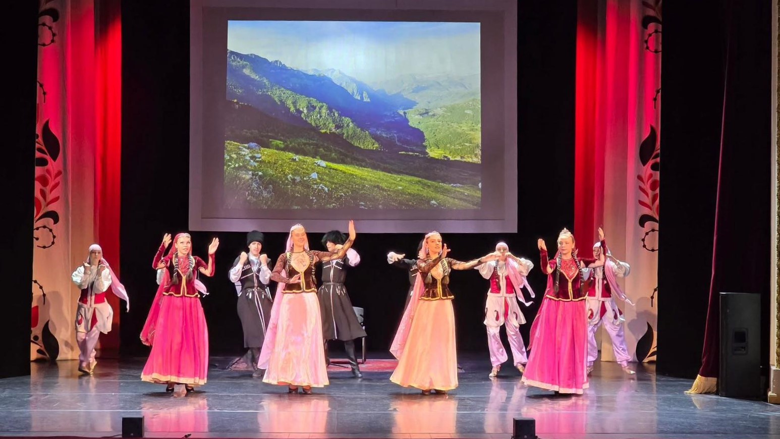 Estoniya Azərbaycan musiqisinin sehrinə bürünüb (FOTO)