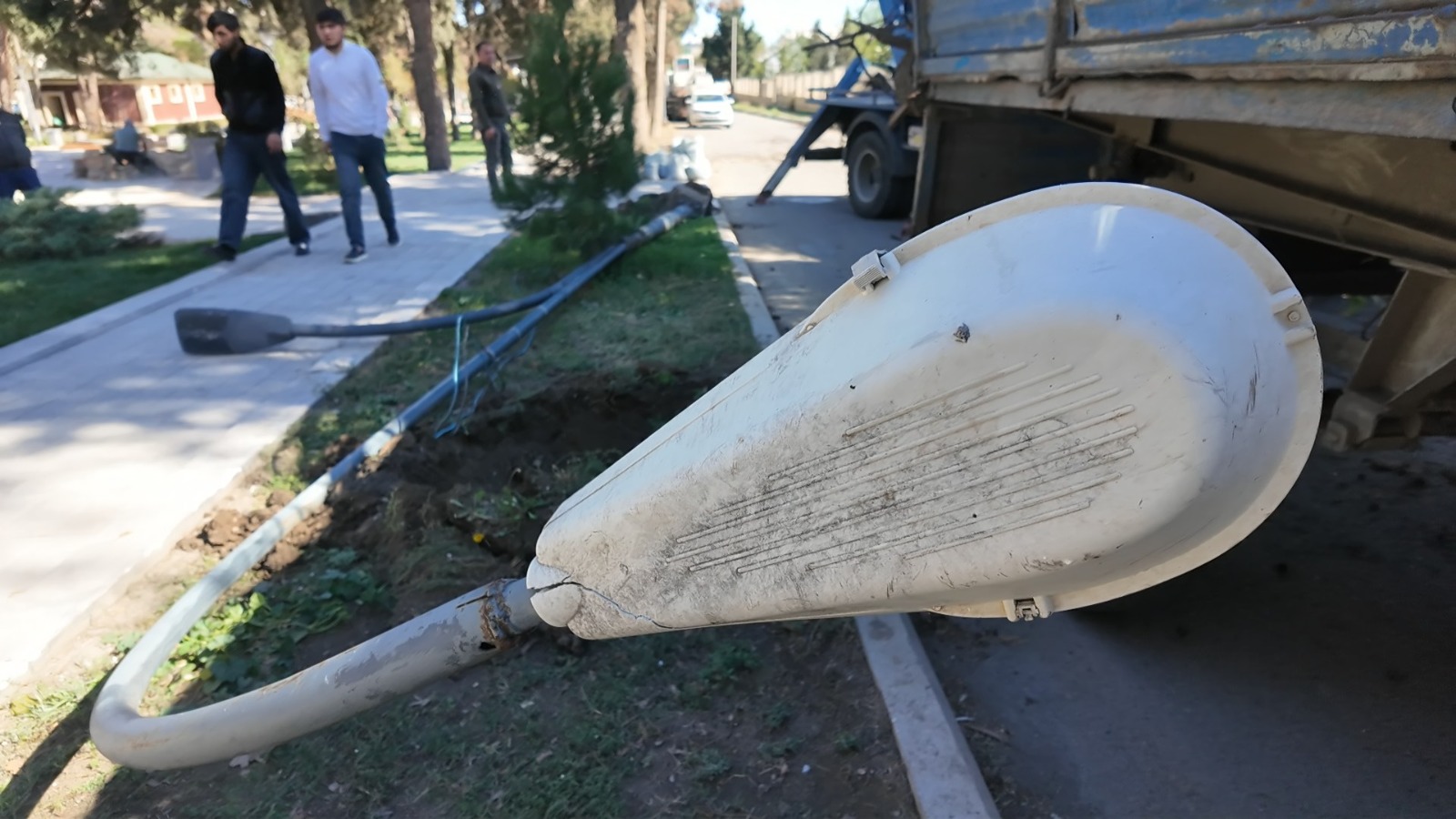 Gəncədə güclü külək yolun bağlanmasına səbəb olub (FOTO)