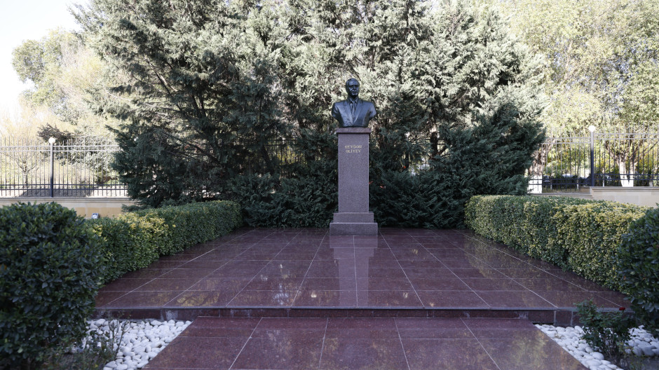 Kəmaləddin Heydərov Salyanda vətəndaşları qəbul edib (FOTO)