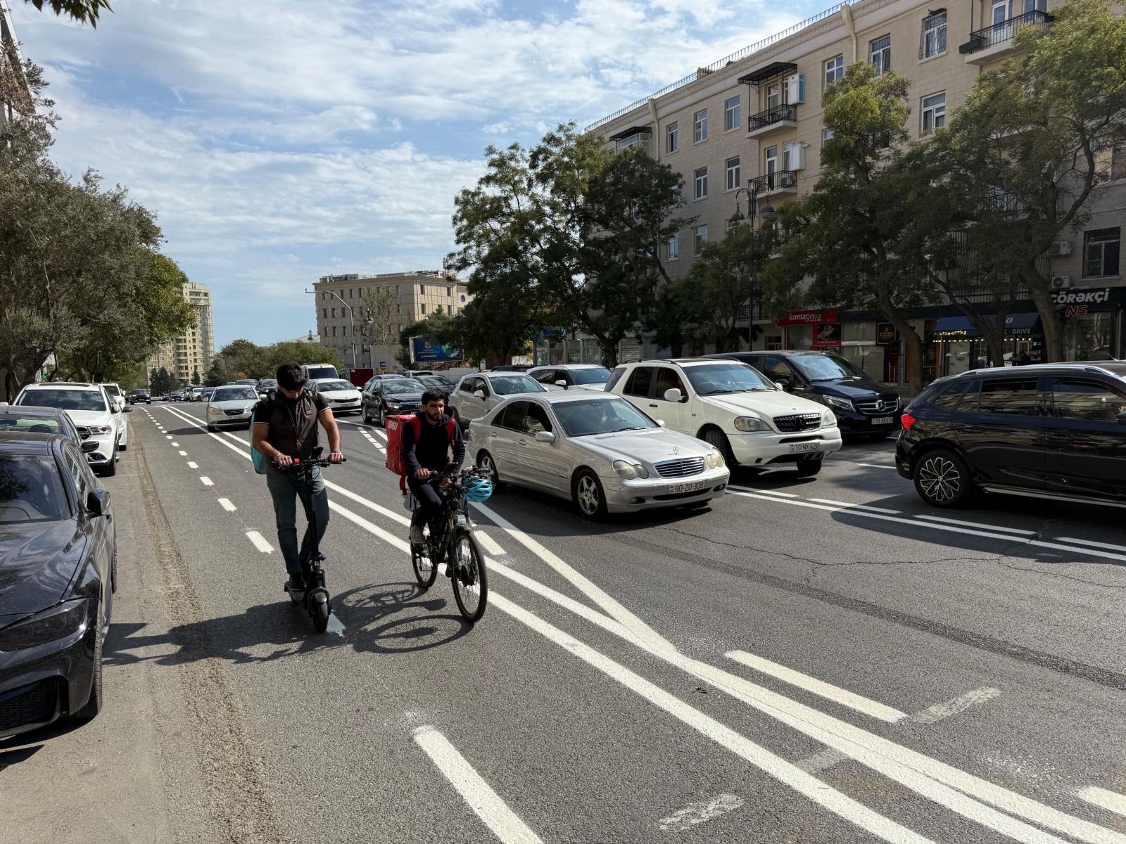 Əbdürrəhim bəy Haqverdiyev küçəsində mikromobillik zolağı təşkil edilir (FOTO)