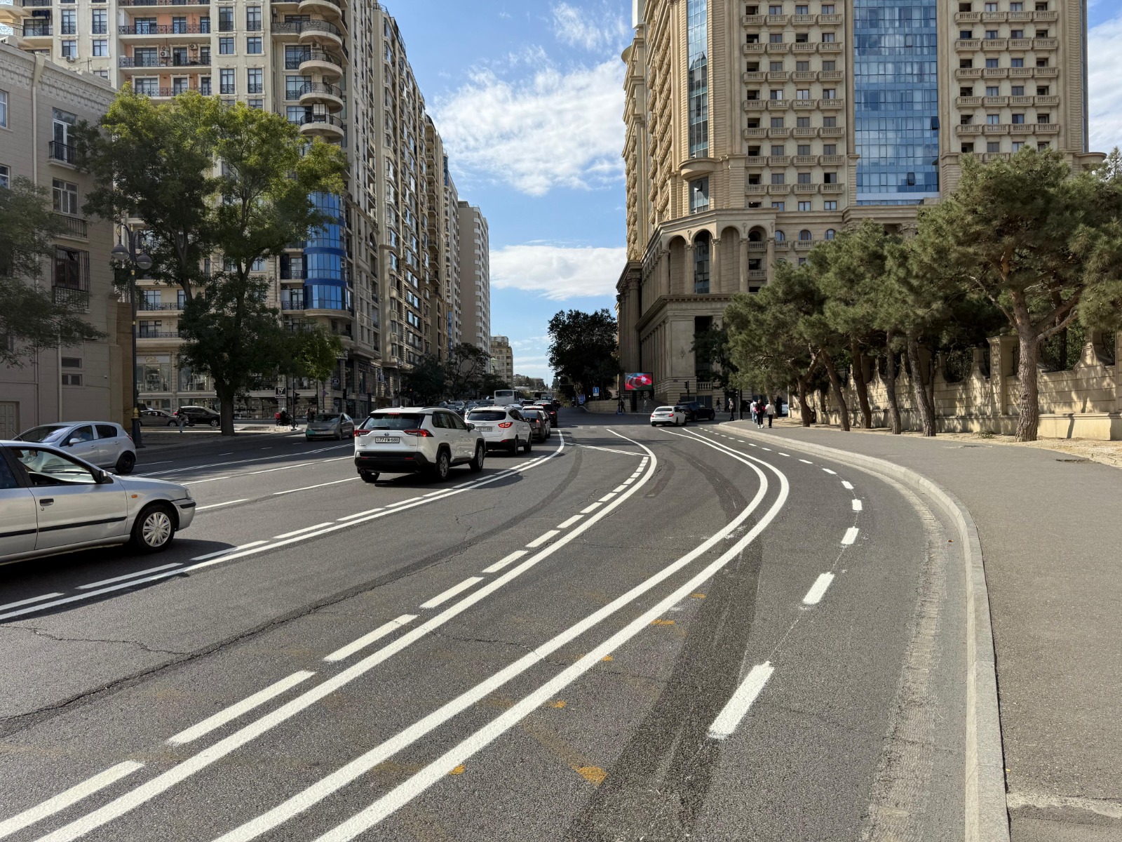 Əbdürrəhim bəy Haqverdiyev küçəsində mikromobillik zolağı təşkil edilir (FOTO)