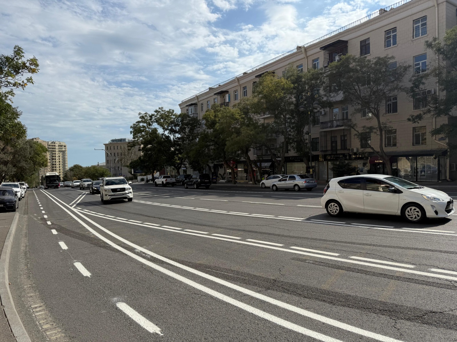 Əbdürrəhim bəy Haqverdiyev küçəsində mikromobillik zolağı təşkil edilir (FOTO)
