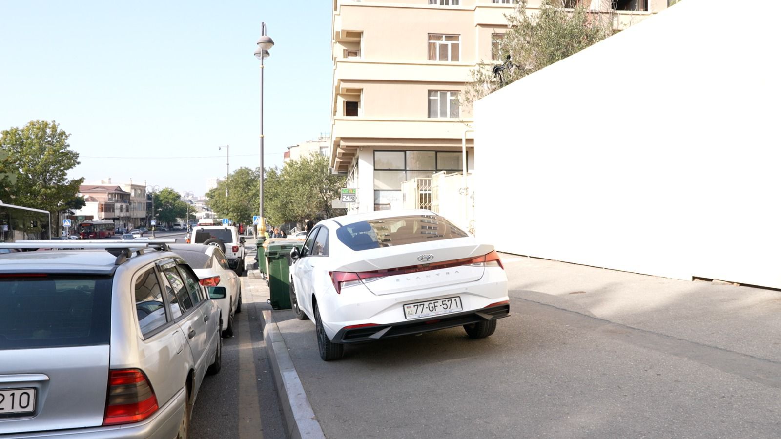 Polis piyadaların hərəkətinə çətinlik yaradan sürücülərə çağırış etdi (FOTO)