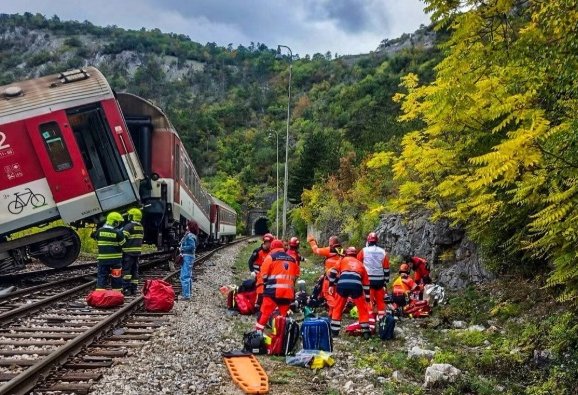 Slovakiyada iki qatar toqquşub: yaralılar var