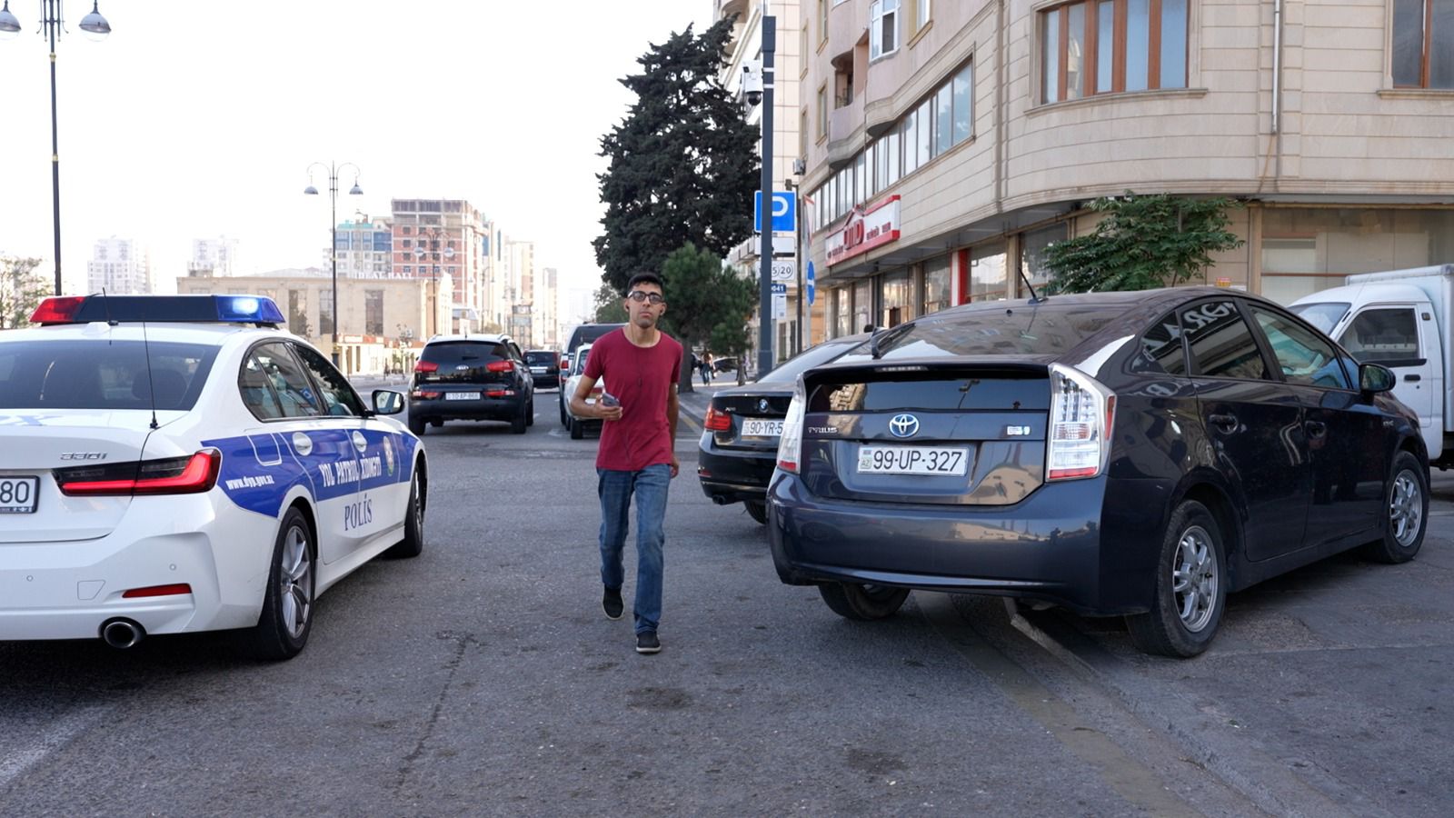 Polis piyadaların hərəkətinə çətinlik yaradan sürücülərə çağırış etdi (FOTO)