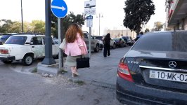 Polis piyadaların hərəkətinə çətinlik yaradan sürücülərə çağırış etdi (FOTO)
