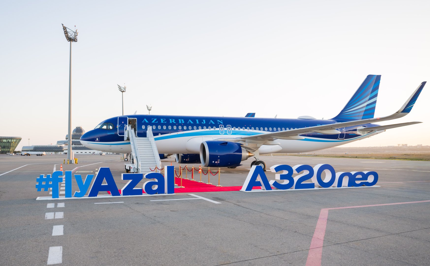 AZAL donanmasını yeniləməyə davam edir: cari ildə ikinci yeni “Airbus A320neo” Bakıya gəldi (FOTO)