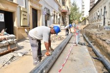 Bu küçədə içməli su və kanalizasiya xətləri yenilənir (FOTO/VİDEO)