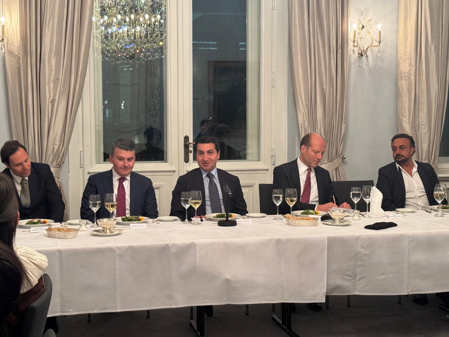 Hikmət Hacıyev Bundestaqın nümayəndələri ilə Azərbaycanın sülhün möhkəmləndirilməsində rolunu müzakirə edib (FOTO)