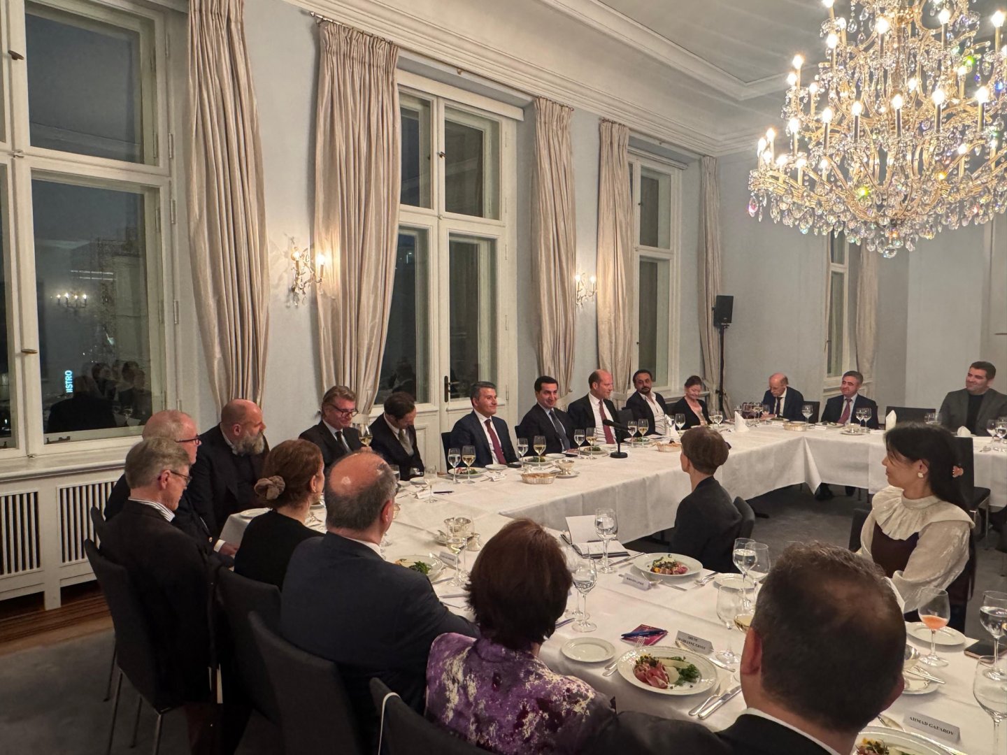 Hikmət Hacıyev Bundestaqın nümayəndələri ilə Azərbaycanın sülhün möhkəmləndirilməsində rolunu müzakirə edib (FOTO)