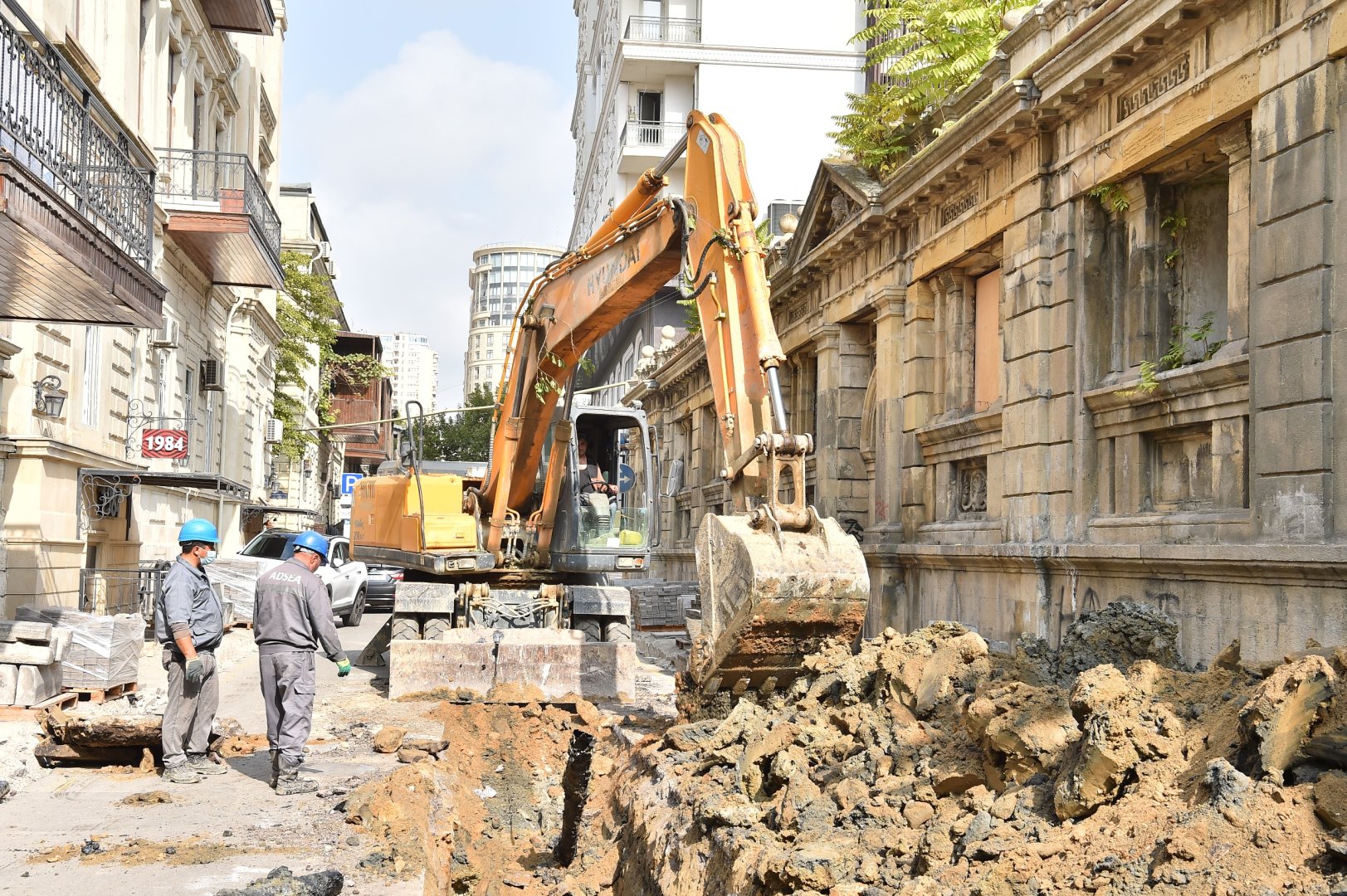 Bu küçədə içməli su və kanalizasiya xətləri yenilənir (FOTO/VİDEO)