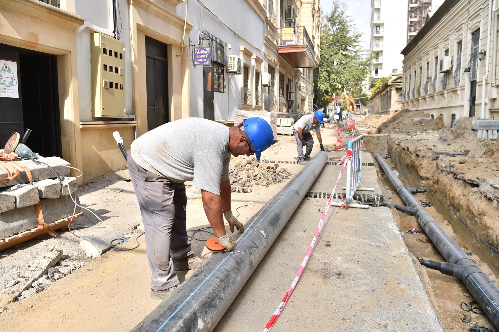 Bu küçədə içməli su və kanalizasiya xətləri yenilənir (FOTO/VİDEO)