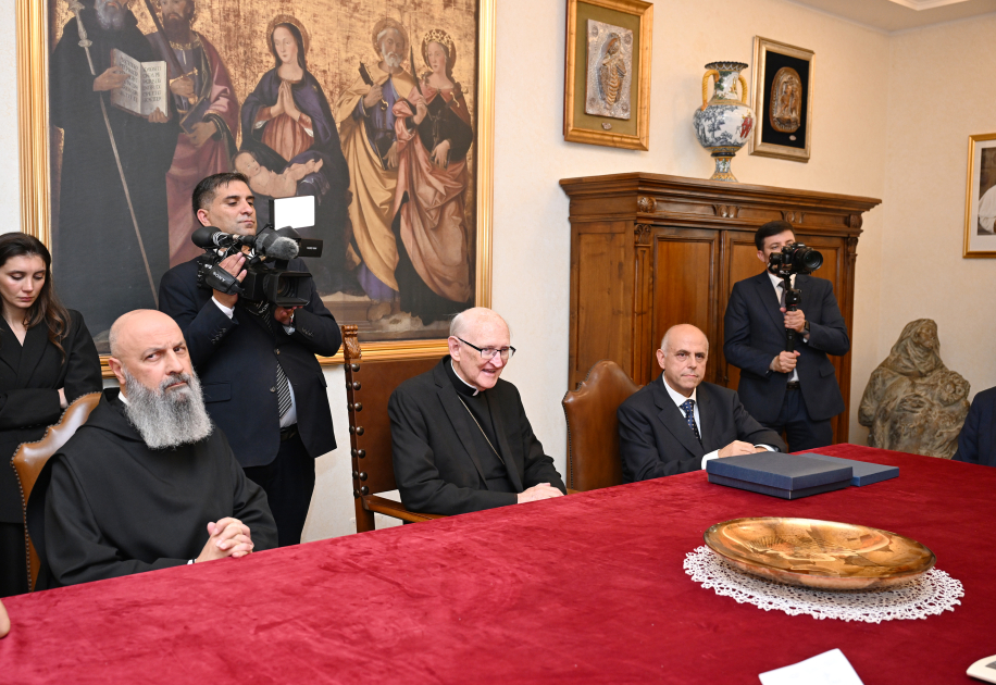 Birinci vitse-prezident Mehriban Əliyeva Vatikanda Müqəddəs Pavel Bazilikasının baş keşişi ilə görüşüb (FOTO)