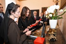 Birinci vitse-prezident Mehriban Əliyevanın Vatikan şəhər-dövlətinin qubernatorluğunun prezidenti ilə görüşü olub (FOTO/VİDEO)