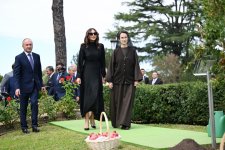Birinci vitse-prezident Mehriban Əliyeva və ailə üzvləri Vatikan bağlarında ağacəkmə mərasimində iştirak ediblər (FOTO/VİDEO)