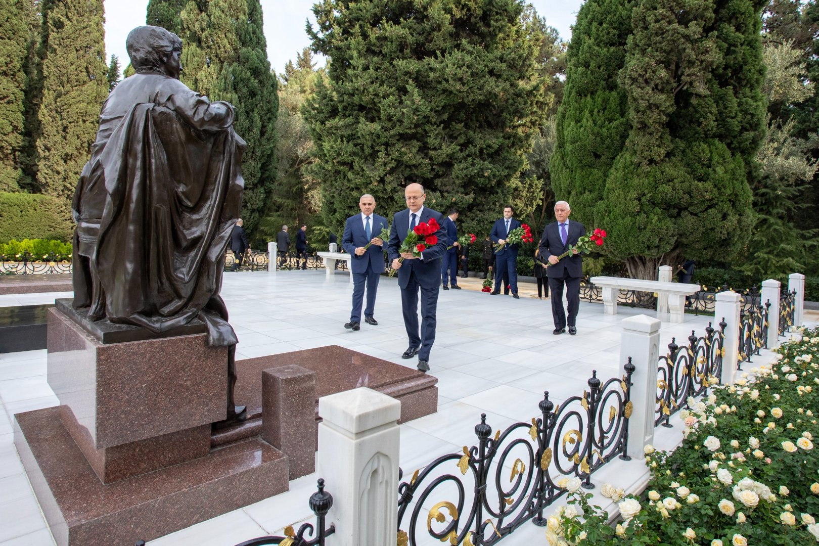 Energetiklər Fəxri xiyabanı və Şəhidlər xiyabanını ziyarət ediblər (FOTO)