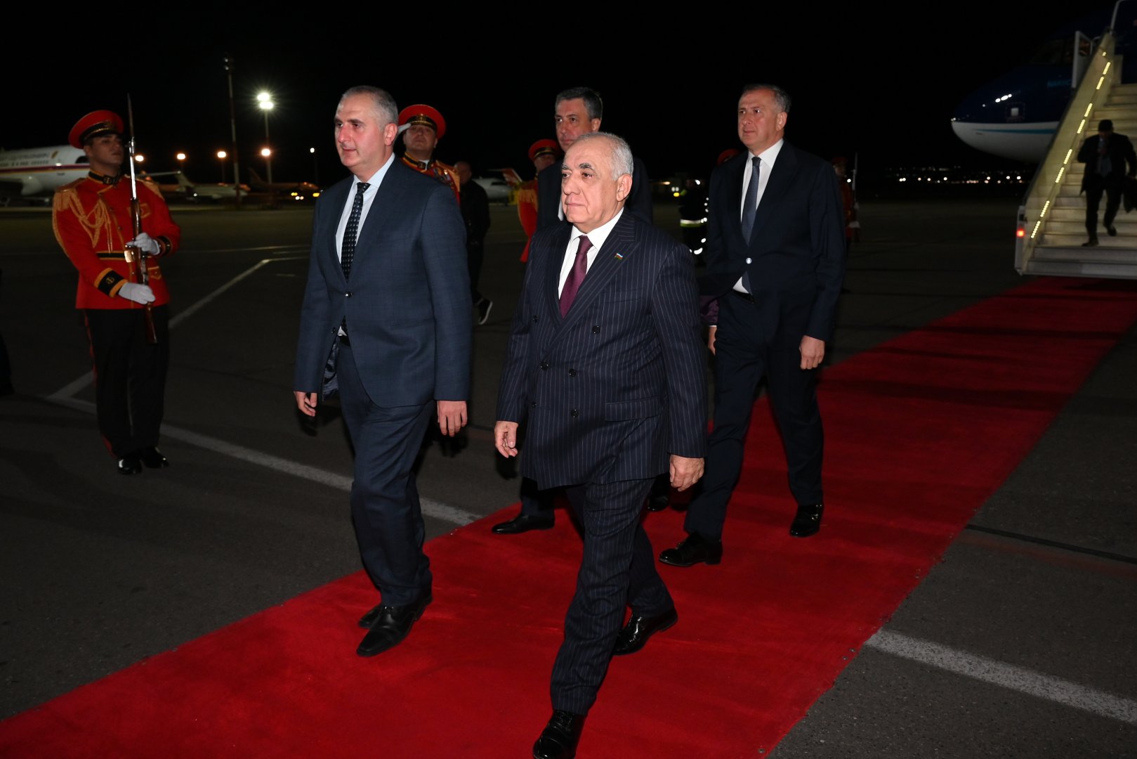Baş nazir Əli Əsədov Gürcüstana işgüzar səfərə gəlib