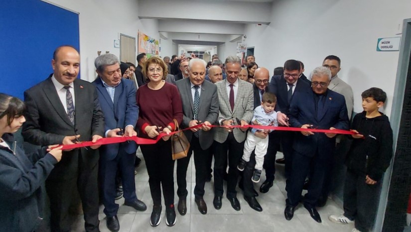 Qarsda Azərbaycan dili və ədəbiyyatı ilə bağlı elmi simpozium və “Bir millət, iki dövlət” adlı musiqi otağının açılışı olub (FOTO)