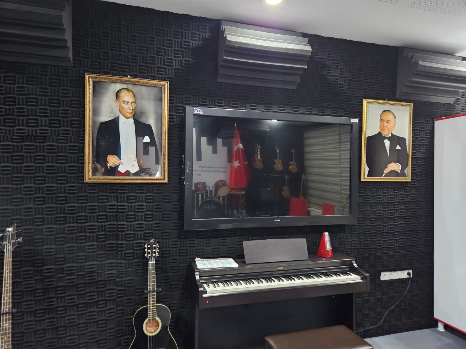 Qarsda Azərbaycan dili və ədəbiyyatı ilə bağlı elmi simpozium və “Bir millət, iki dövlət” adlı musiqi otağının açılışı olub (FOTO)