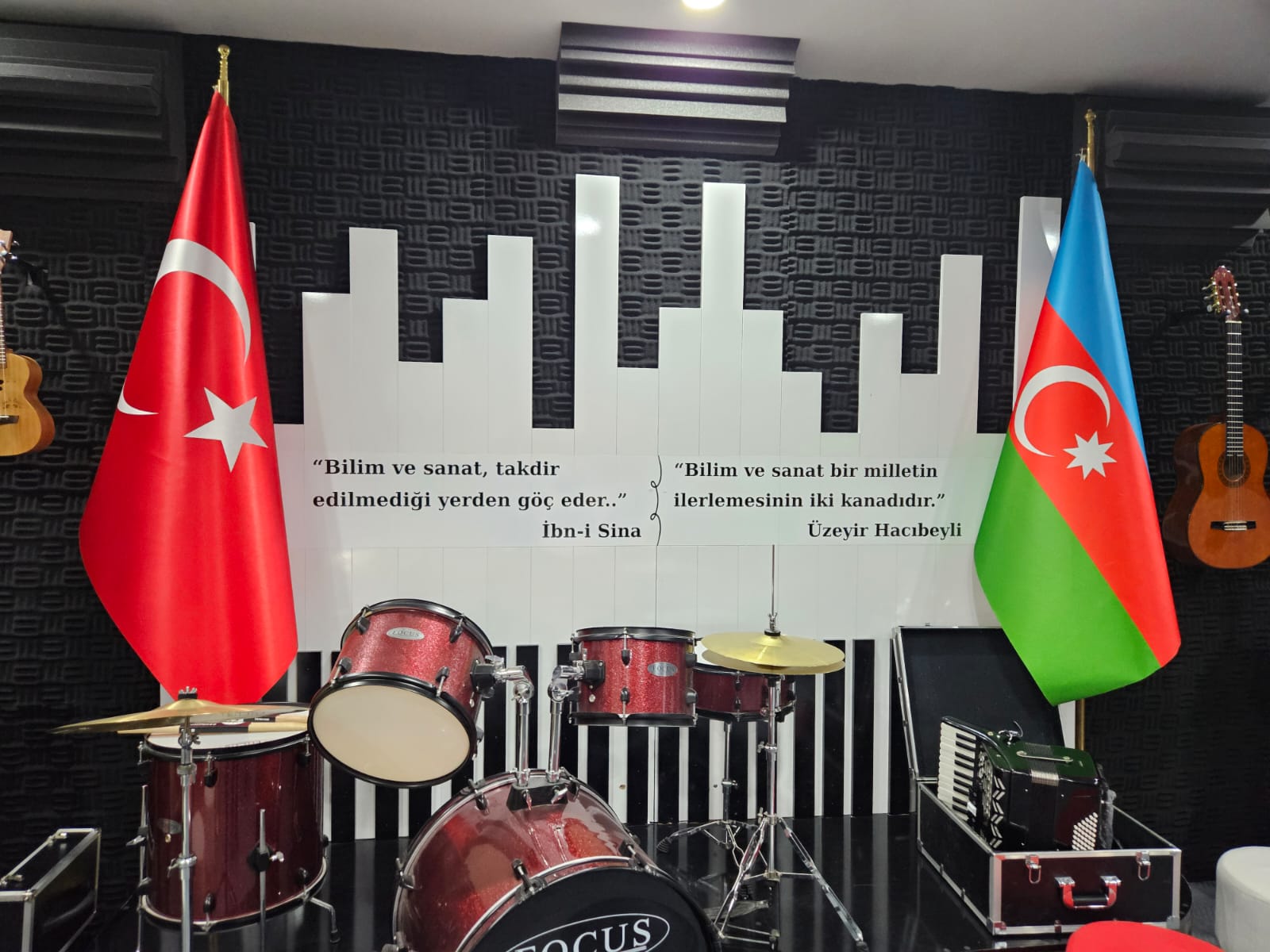 Qarsda Azərbaycan dili və ədəbiyyatı ilə bağlı elmi simpozium və “Bir millət, iki dövlət” adlı musiqi otağının açılışı olub (FOTO)