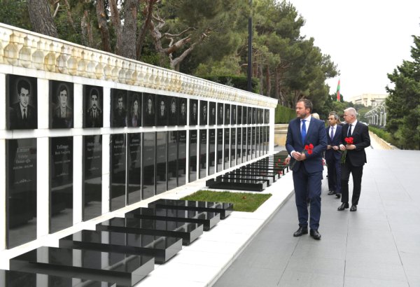 Estoniyanın xarici işlər naziri Bakıda şəhidlərin xatirəsini anıb (FOTO)