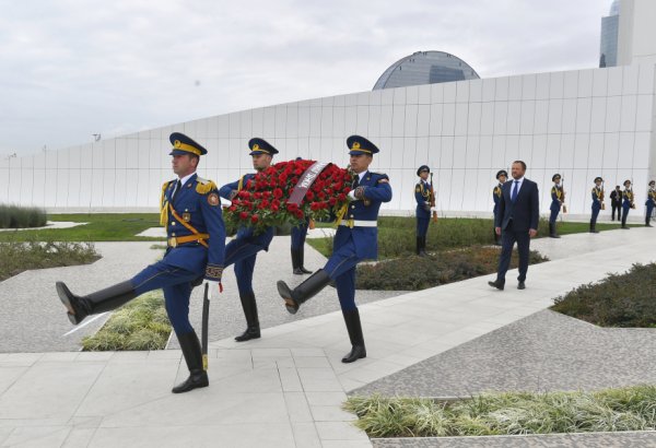 Estoniyanın xarici işlər naziri Zəfər parkını ziyarət edib (FOTO)