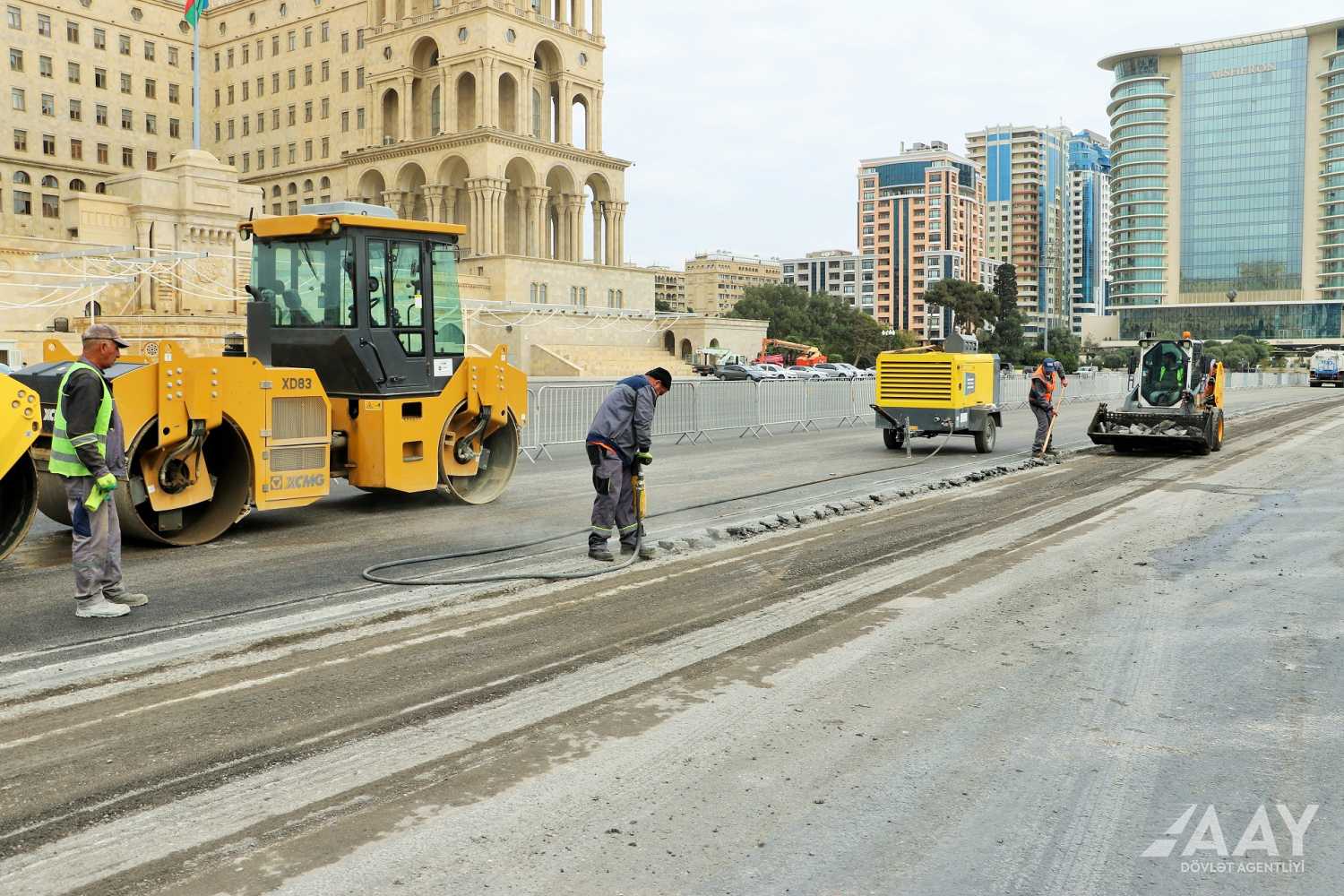 Neftçilər prospektinin bir hissəsində təmir işləri aparılır (FOTO)