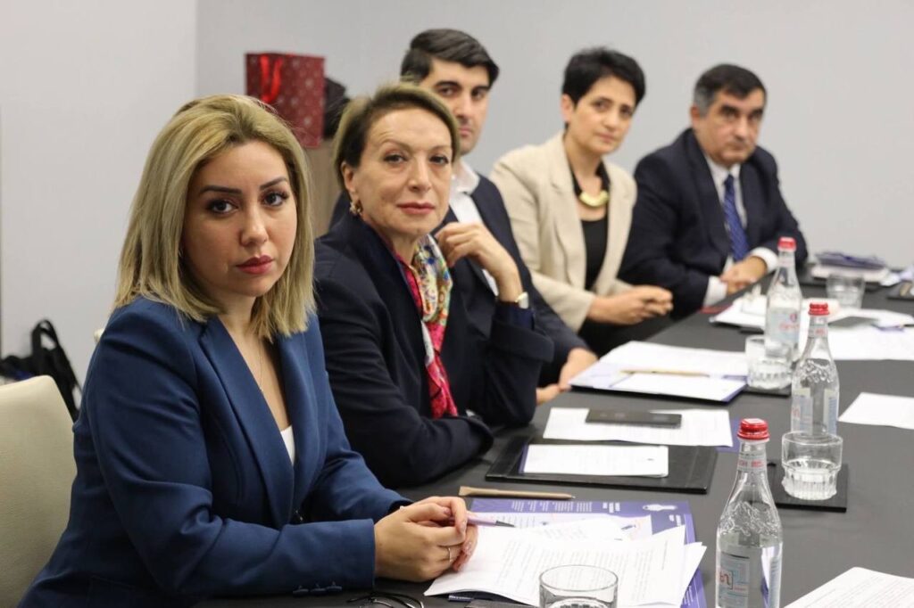 Azərbaycan və Ermənistan vətəndaş cəmiyyətləri nümayəndələrinin Yerevanda ikitərəfli dəyirmi masası baş tutub (FOTO)
