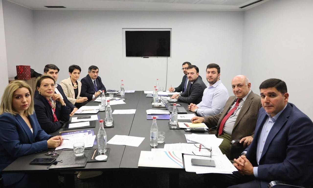 Azərbaycan və Ermənistan vətəndaş cəmiyyətləri nümayəndələrinin Yerevanda ikitərəfli dəyirmi masası baş tutub (FOTO)