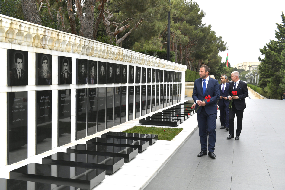 Estoniyanın xarici işlər naziri Bakıda şəhidlərin xatirəsini anıb (FOTO)