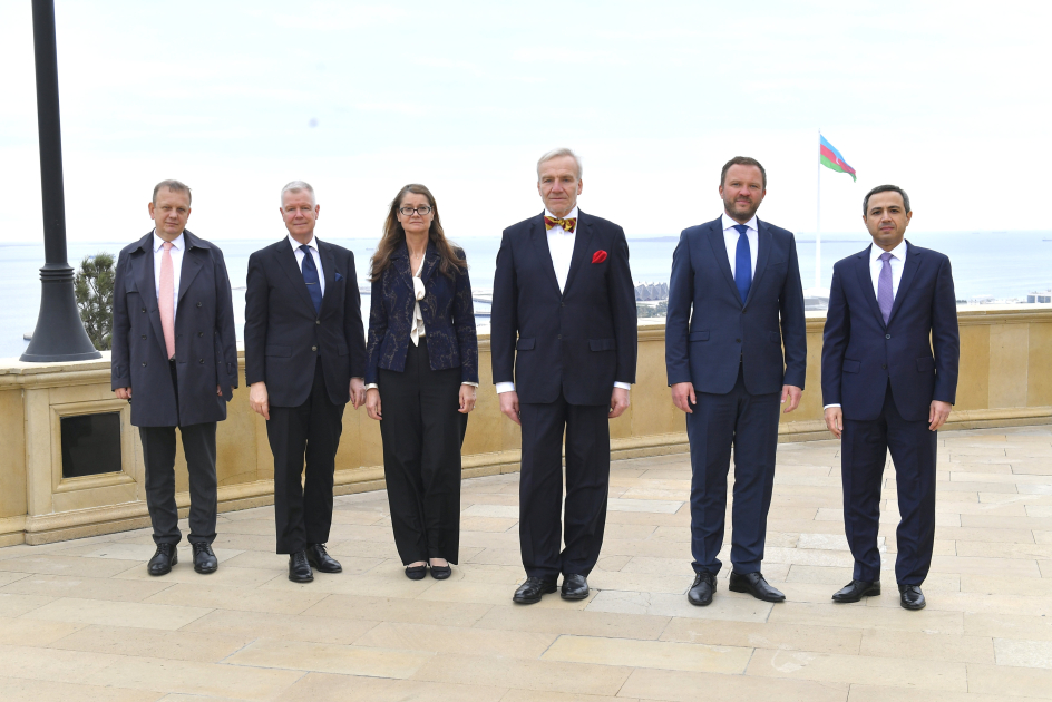 Estoniyanın xarici işlər naziri Bakıda şəhidlərin xatirəsini anıb (FOTO)