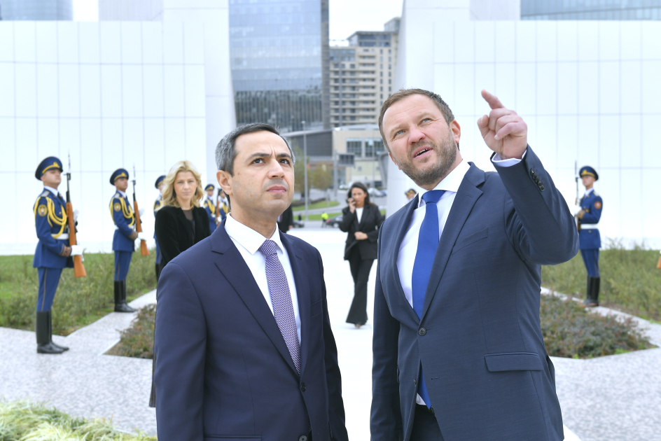 Estoniyanın xarici işlər naziri Zəfər parkını ziyarət edib (FOTO)