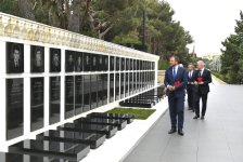 Estoniyanın xarici işlər naziri Bakıda şəhidlərin xatirəsini anıb (FOTO)