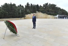 Estoniyanın xarici işlər naziri Bakıda şəhidlərin xatirəsini anıb (FOTO)