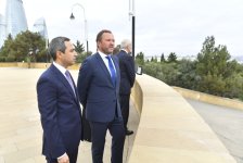 Estoniyanın xarici işlər naziri Bakıda şəhidlərin xatirəsini anıb (FOTO)